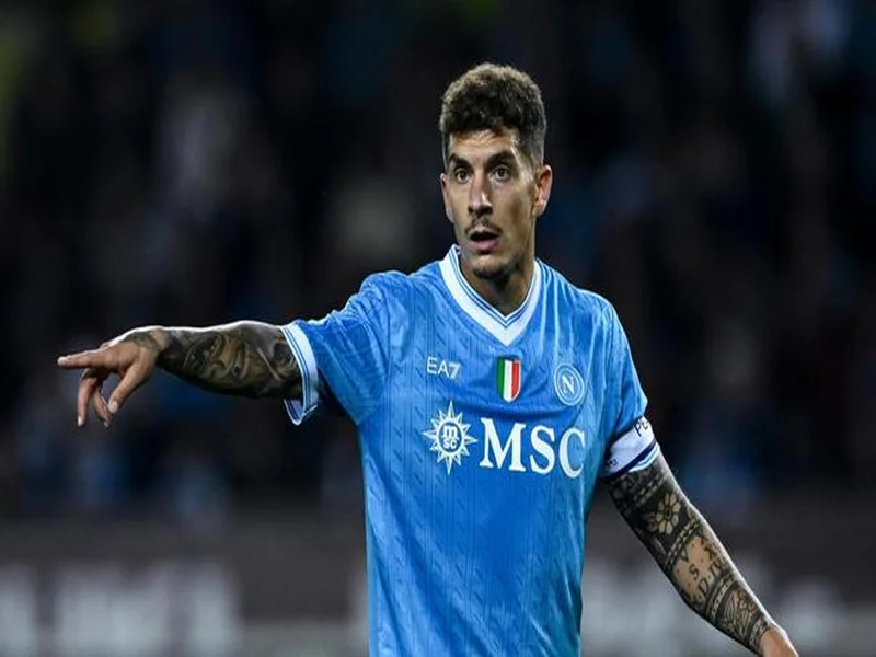 帽子上用中文写着努力、忍耐、牺牲，张外龙：是我作为教练的哲学